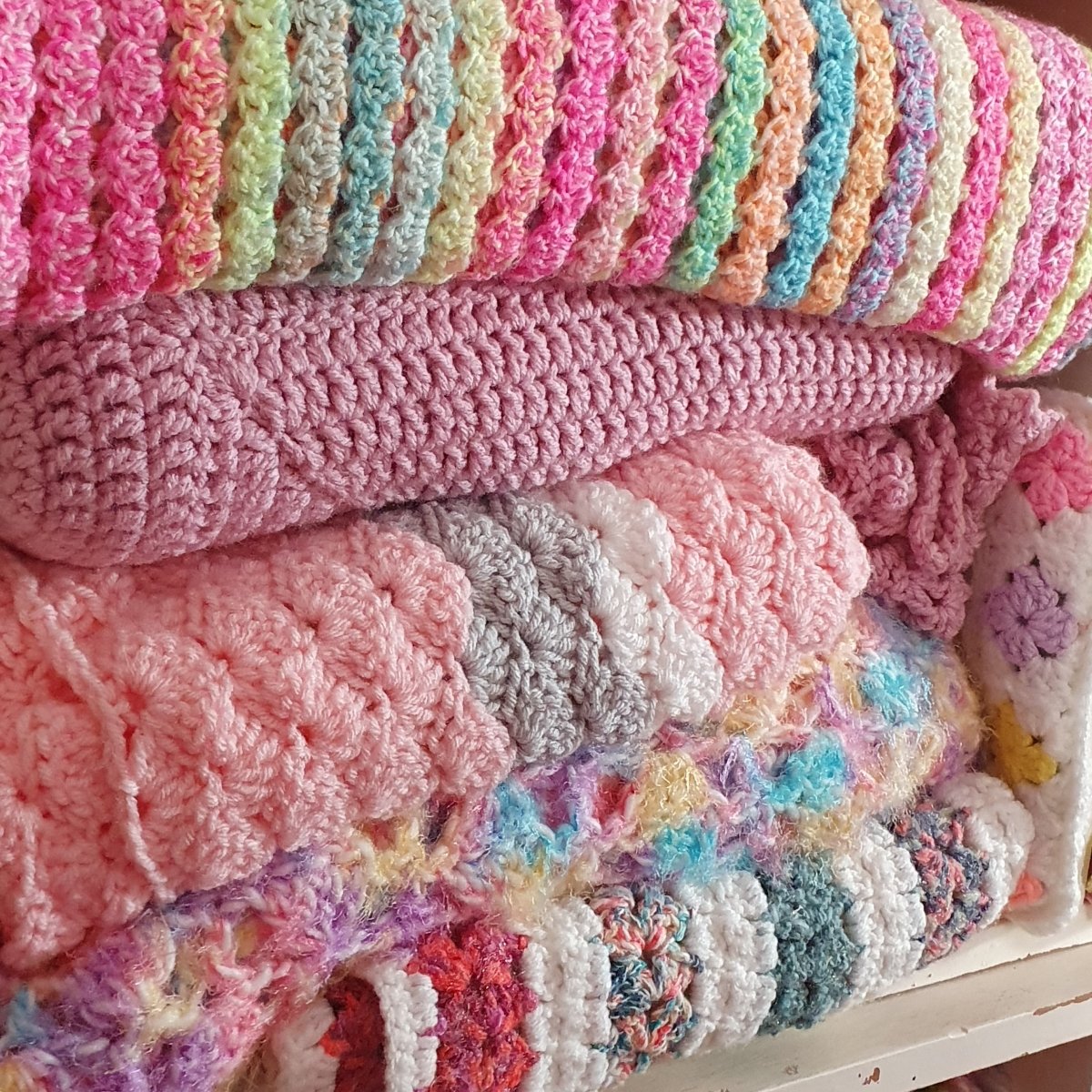 5 Easy and Quick Written Crochet Blanket Patterns for Beginners - with Video Tutorials - The Secret Yarnery