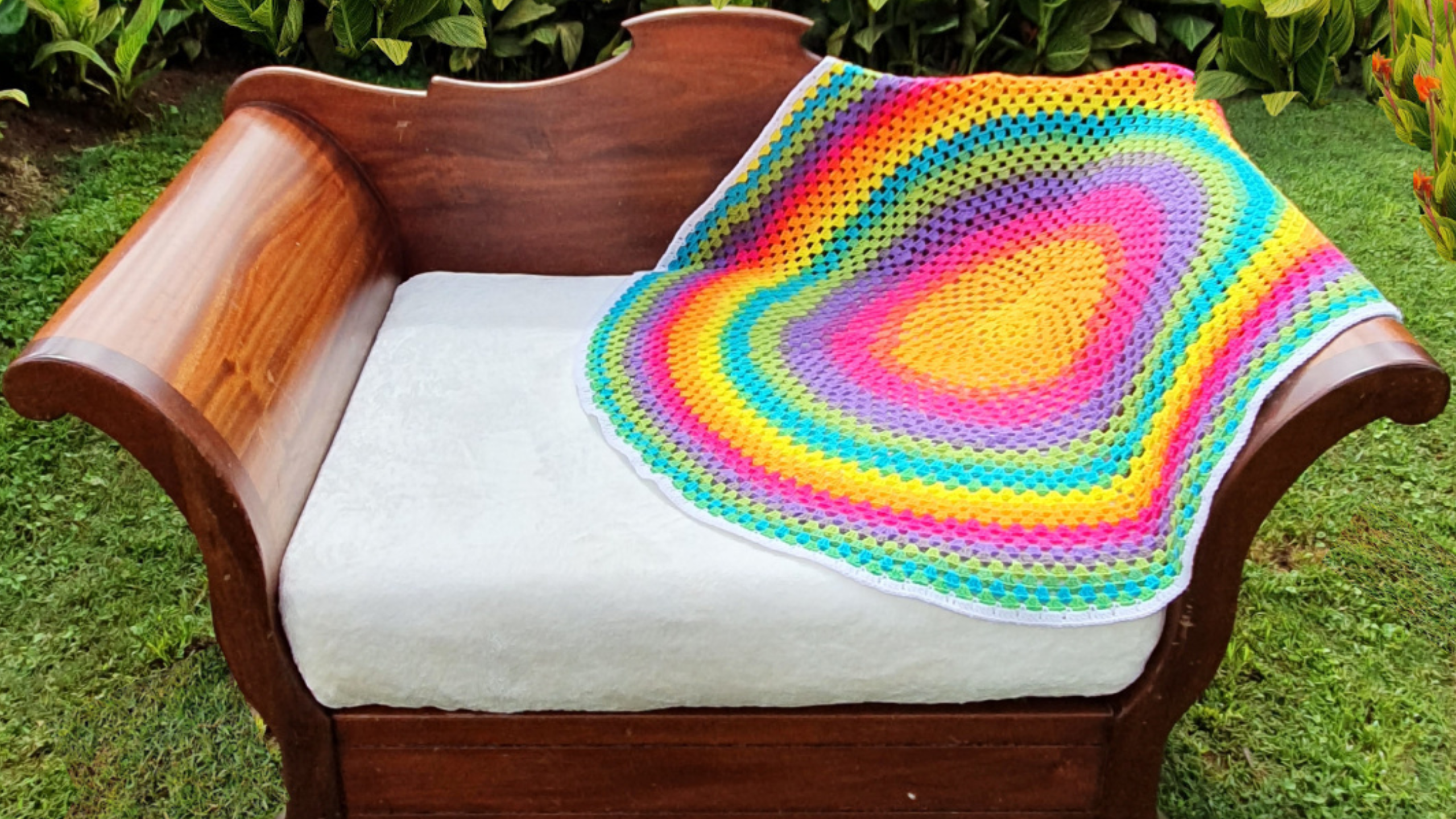 How to Crochet a Super Easy Round Granny Square Baby Blanket