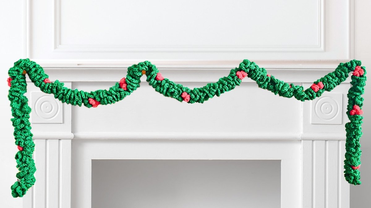 Crochet Evergreen Garland with Berries: Easy DIY Holiday Decoration