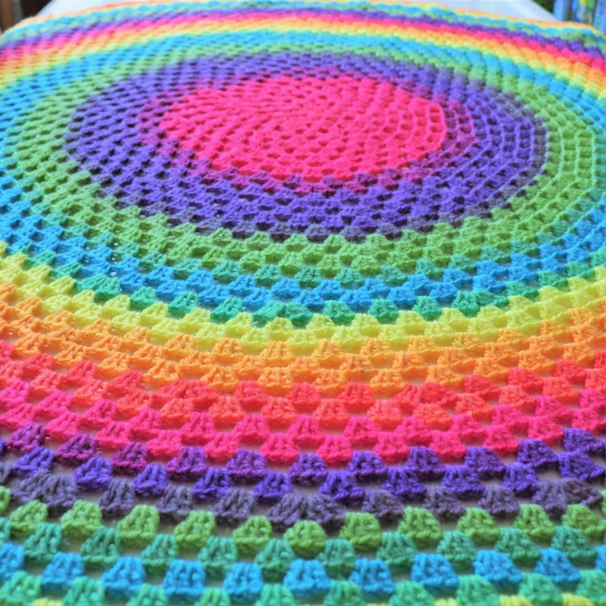 Easy Round Granny Square Blanket – Simple Crochet Pattern for Beginners.