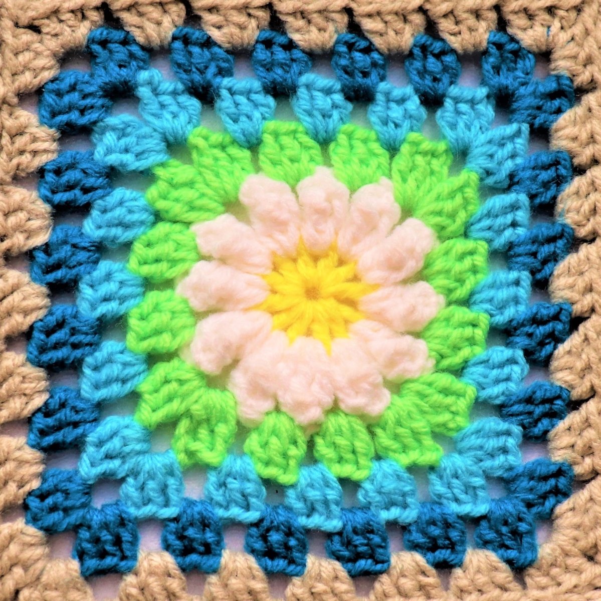 Easy Daisy Granny Squares - secretyarnery